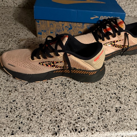 Brooks adrenaline GTS like new! - Picture 4 of 10